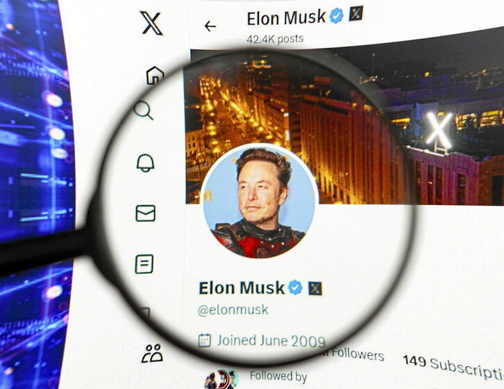 Una lupa amplia la imagen de Elon Musk en su perfil de la red social X.