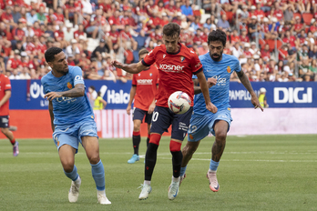 Aimar Oroz, piedra angular de Osasuna, trata de controlar el esférico en el último partido de El Sadar frente al Mallorca. 