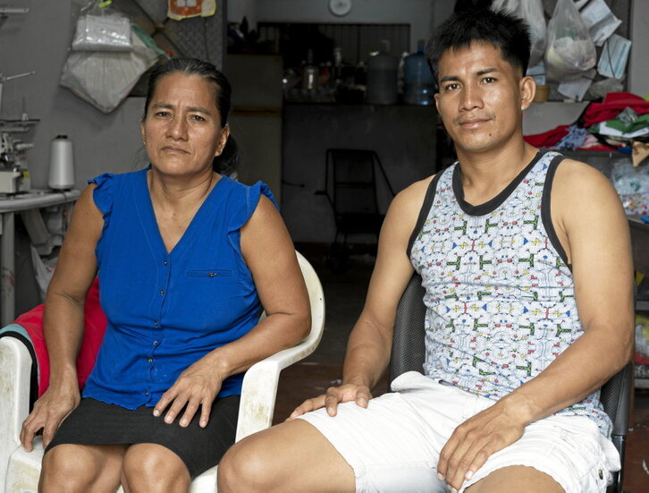 Marlith Mandruma Flores y Kevin Arnold, en su casa en la ciudad de Tarapoto. En la otra página, Retrato de Quinto Inuma bajo el que se lee la frase que pronunció en la ciudad de Pucallpa días antes de que lo mataran.