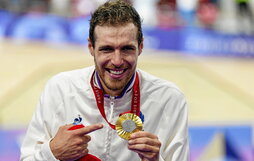 Dorian Foulon posa con la medalla de oro en el podium del velódromo.