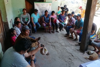 Indígenas bolivianos durante una reunión de su comunidad.