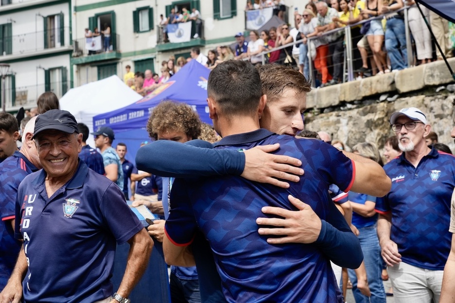 Bermeo Urdaibaiko arraunlariak elkar besarkatzen, garaipen partziala eskuratu berritan.