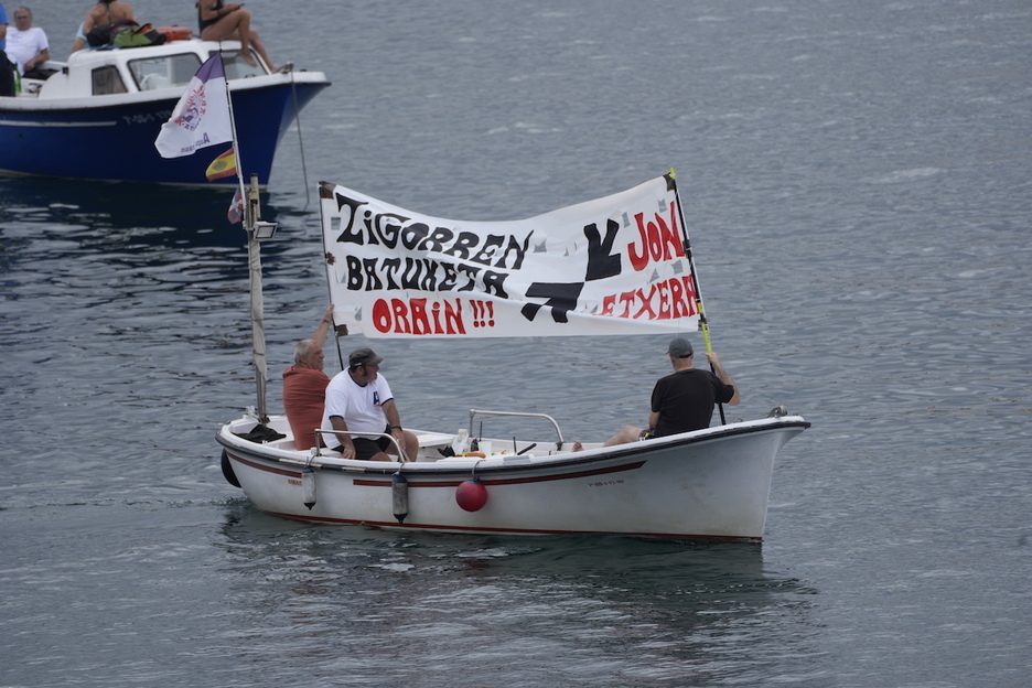 Euskal preso politikoen etxeratzearen aldeko aldarria Kontxako Badian.