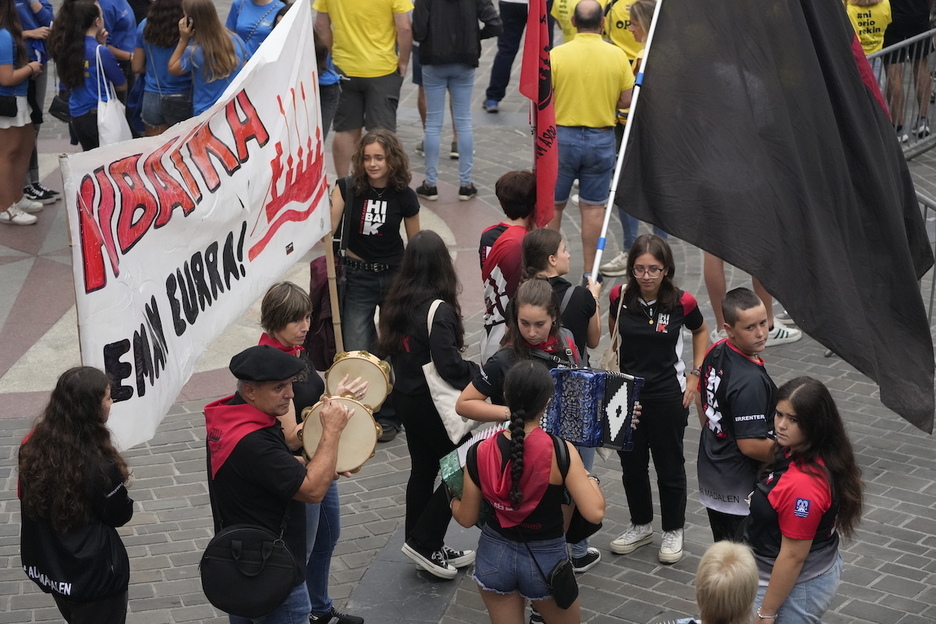 Hibaikako zaleak trikiti eta panderoarekin giroa alaitzen portuko arrapalan.