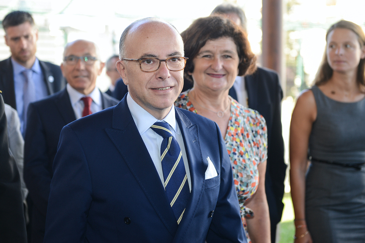 Bernard Cazeneuve, en una visita a Baiona en 2015.