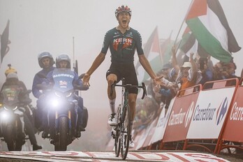 Pablo Castrillo grita eufórico entre la niebla después de imponerse en Cuiti Negru.