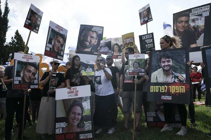 Familiares de rehenes, ante la residencia de Netanyahu este domingo para exigir un alto el fuego que facilite su liberación.