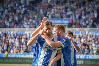 Carlos Vicente celebra su gol, el primero que ha anotado el Glorioso.