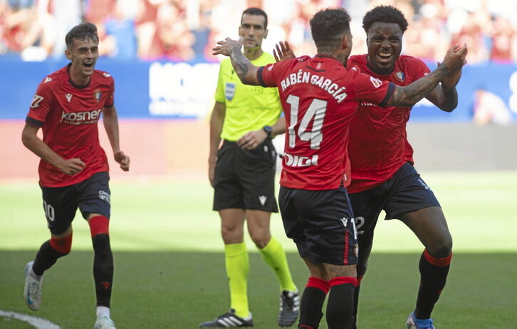 Boyomo celebra su gol con Rubén García ante la mirada de Aimar Oroz.