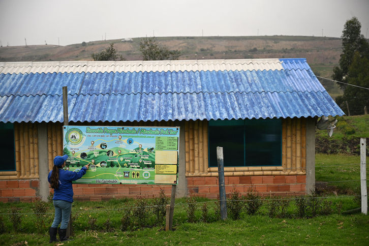 La activista ambiental Andrea Rivera muestra el mapa de un parque cerca del vertedero de Doña Juana en Bogotá.