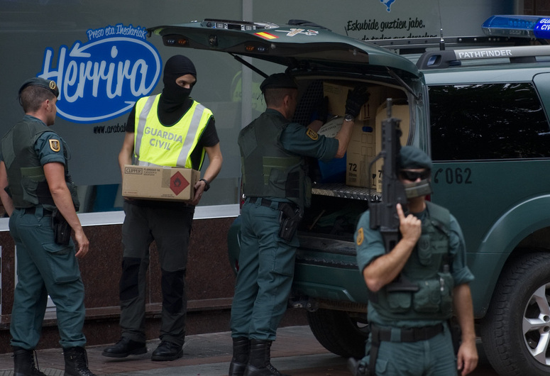 Redada de la Guardia Civil en la sede de Herrira en Gasteiz. 