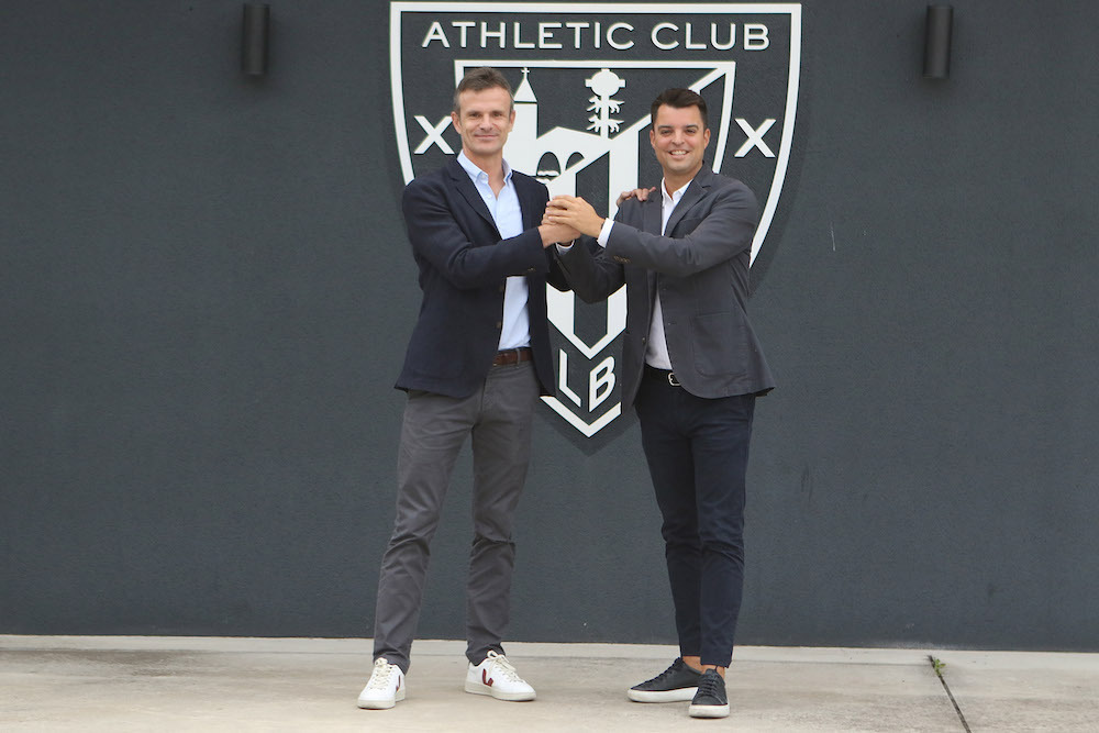 El presidente Jon Uriarte y el director deportivo, Mikel González, han comparecido esta mañana en Lezama. (Oskar MATXIN EDESA / FOKU)