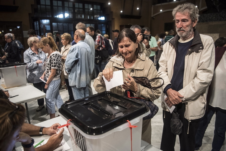 Personas votando en el referéndum de Catalunya de 2017.