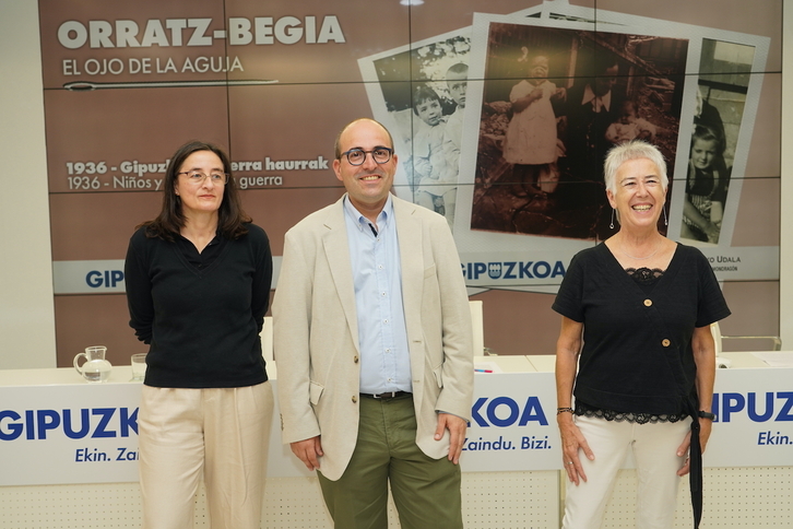 Mónica Jato (Universidad de Birmigham), Ion Gambra (Diputación de Gipuzkoa) y Julia Monje (Intxorta 1937 Elkartea), en la presentación de la exposición.