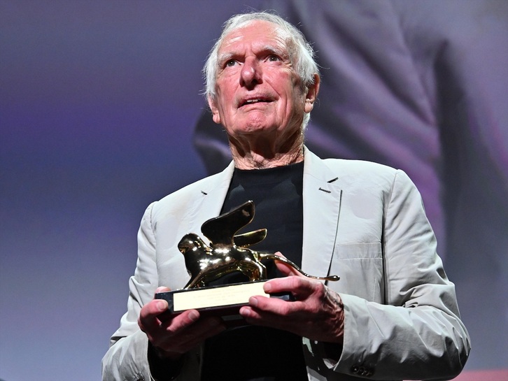 Peter Weir recibe el León de Oro.