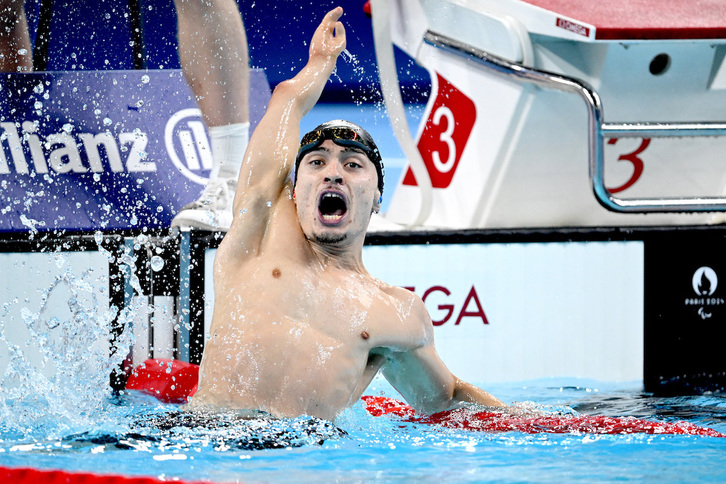 Iñigo Llopis, celebrando el oro anterior.