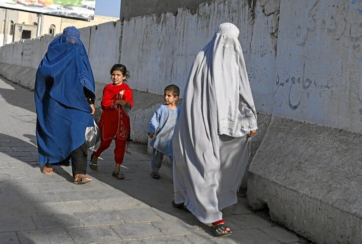 Mujeres afganas con burka caminan por las calles de Kandahar.