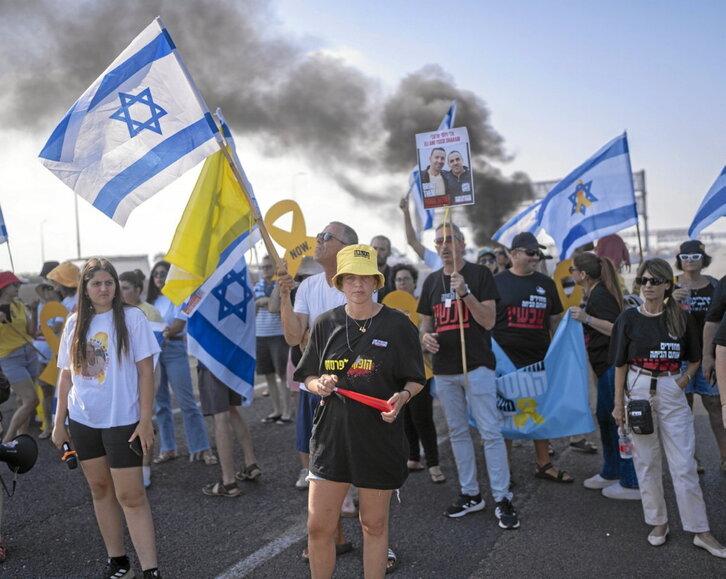 Israelíes cortan la carretera a las afueras del Kibbutz Yakum.