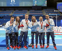 Iñigo Llopis, tercero por la izquierda, posa con su medalla de bronce.