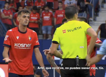 Aimar, instando al árbitro a no expulsar a su rival del Celta.