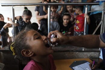 Haur bat polioaren aurkako txertoa jasotzen, Deir El Balah-n, Gazan.