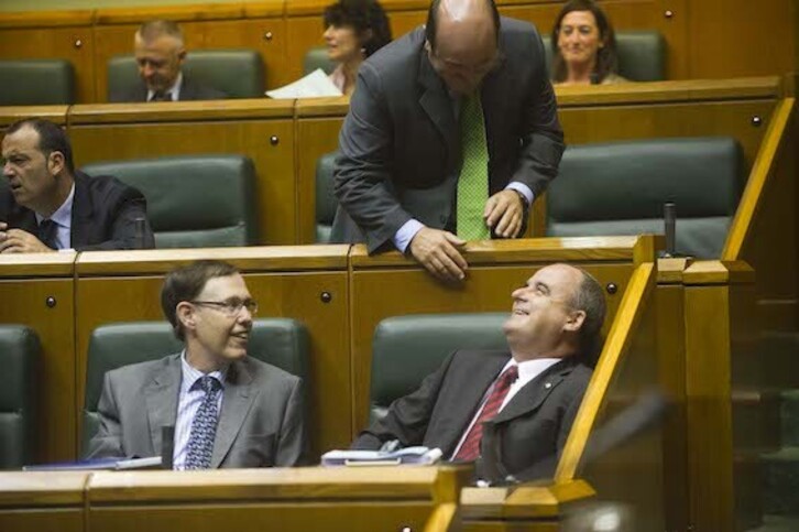 Ricardo Gatzagaetxebarria, junto a Joseba Egibar y Andoni Ortuzar, en el Parlamento.