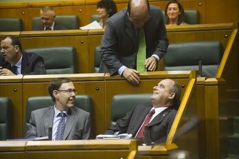 Ricardo Gatzagaetxebarria, junto a Joseba Egibar y Andoni Ortuzar, en el Parlamento.