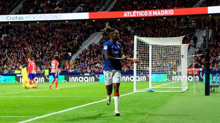 Nico Williams celebró el gol en el Metropolitano señalándose la piel en respuesta a los cánticos racistas en su contra.