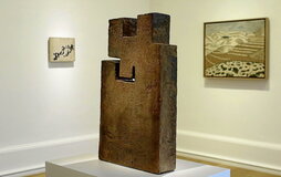 La exposición «Eduardo Chillida-Godofredo Ortega Muñoz», que se puede ver en el Museo de Bellas Artes de Bilbo, propone un diálogo entre dos artistas contemporáneos.