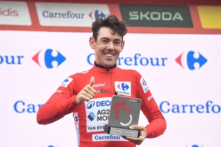 Un sonriente Ben O`Connor celebra haber conservado el maillot rojo, aunque haya sido por una diferencia exigua.