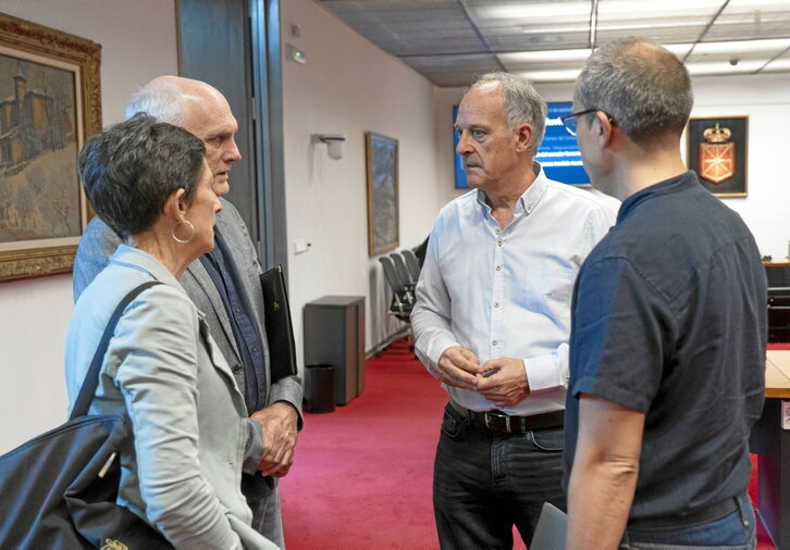 Los parlamentarios de EH Bildu Adolfo Araiz y Mikel Zabaleta conversan con integrantes de Salvemos Iza-Gulina Bizirik.