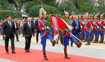 El presidente de Rusia, Vladimir Putin, es recibido con todos los honores por su par de Mongolia.