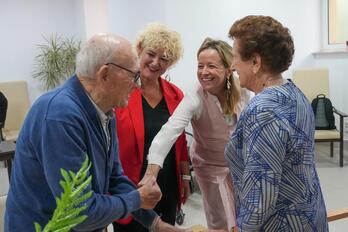 La diputada general Eider Mendoza y la diputada de Cuidados Maite Peña han visitado una residencia de Irun.