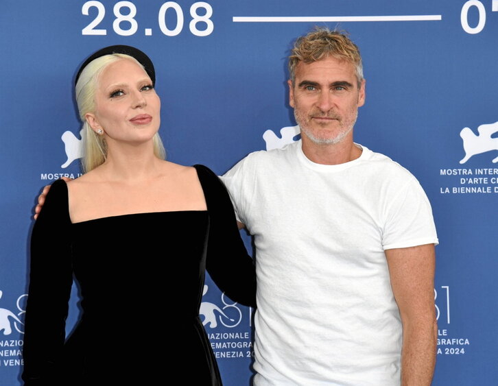 Lady Gaga y JOaquin Phoenix, ayer en Venecia.