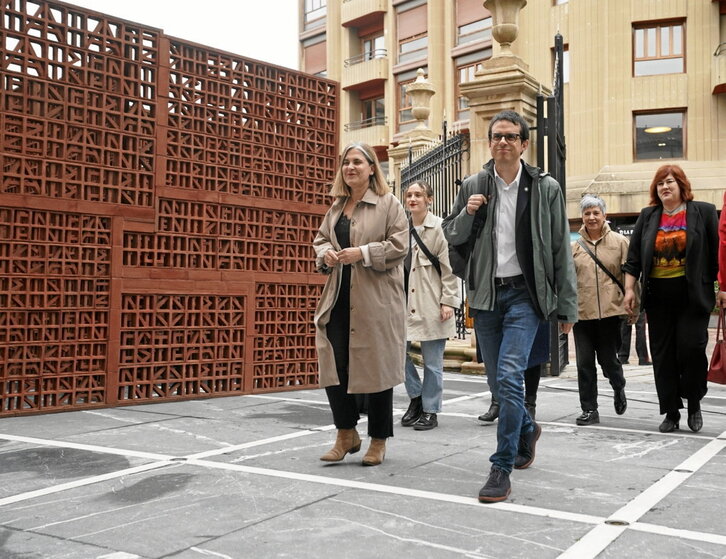 Pello Otxandiano, entrando a la Cámara de Gasteiz en la sesión de constitución.