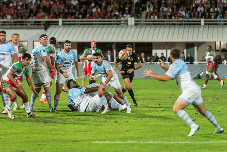 Baptiste Germain, medio melé fichado este verano, abre el balón a Camille Lopez en el amistoso frente a Biarritz Olympique.