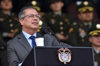 Petro, en una visita a una academia policial en Bogotá.