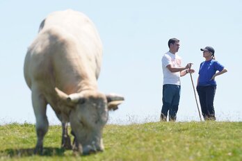 Pradales y la diputada general de Gipuzkoa, Eider Mendoza, en una excursión reciente en Aralar. La conexión por Ezkio obligaría a tunelar la sierra.