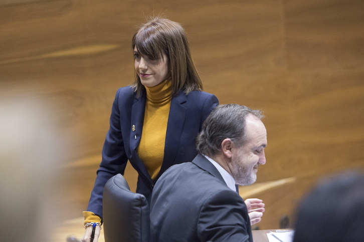 María Jesús Valdemoros pasa al lado de Javier Esparza en un pleno del Parlamento navarro, en una imagen de archivo.