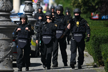 Policías alemanes, en el lugar del tiroteo.