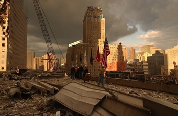 World Trade Center eraikinaren inguruan lanean, arxtiboko irudian.