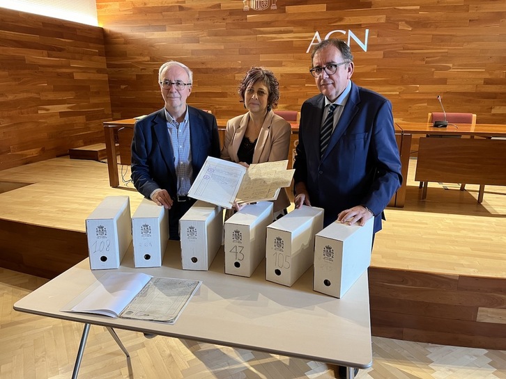 Joaquín Llanso, Rebeca Esnaola y Ángel Luis Ortiz posan con algunas de las 480 cajas que albergan los 40.000 expedientes penitenciarios de Nafarroa.