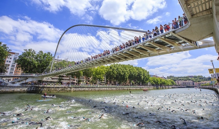 La Ría de Bilbo será el gran protagonista en los segmentos de natación y de carrera a pie.