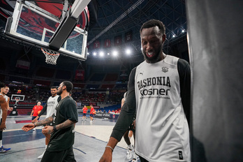 Donta Hall, con semblante relajado en el entrenamiento de puertas abiertas de Gasteiz.