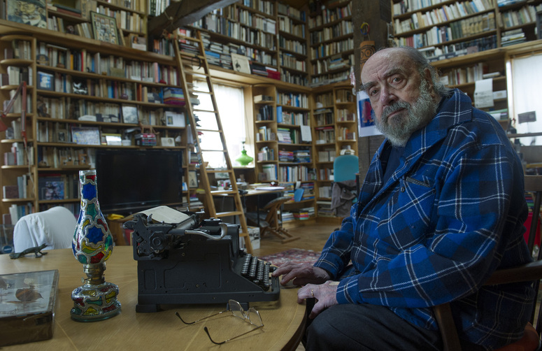 Alfonso Sastre, en su casa de Hondarribia.