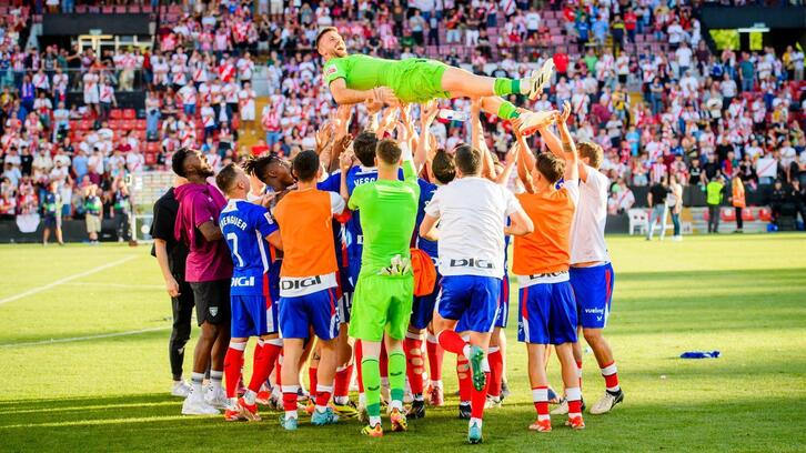 Los jugadores rojiblancos celebran con Unai Simón la consecución del Trofeo Zamora.