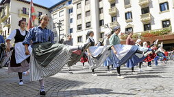 Zarauzko Euskal Jaiko artxiboko argazki bat. Modu berezian ospatzen ari dira aurtengo ekitaldiak, mendeurrena baita.