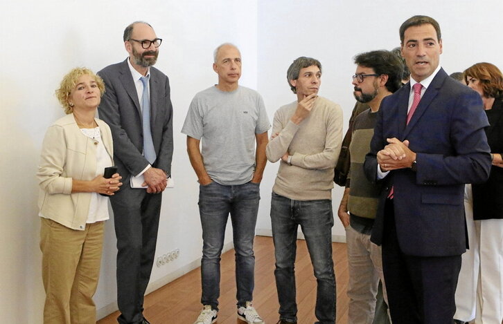 Integrantes de la mesa conversan, con el lehendakari antes de la reunión.