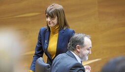 María Jesús Valdemoros pasa por detrás de Javier Esparza en el Parlamento navarro, en una imagen de archivo.