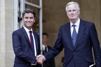 El nuevo primer ministro, Michel Barnier, y el saliente, Gabriel Attal, se estrechan la mano en Matignon tras el traspaso de poderes. 